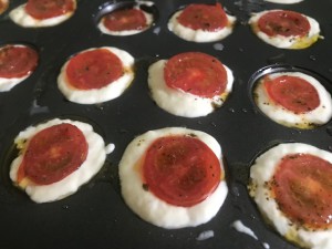 Mini muffin di focaccia con pomodorini
